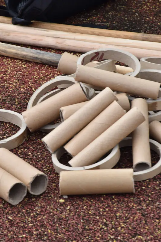 Le matériel de l'atelier : tubes et anneaux en carton