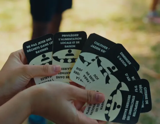 Une main de cartes « Solutions » : privilégier l'alimentation locale, ne pas jeter de déchets dans les ravines…