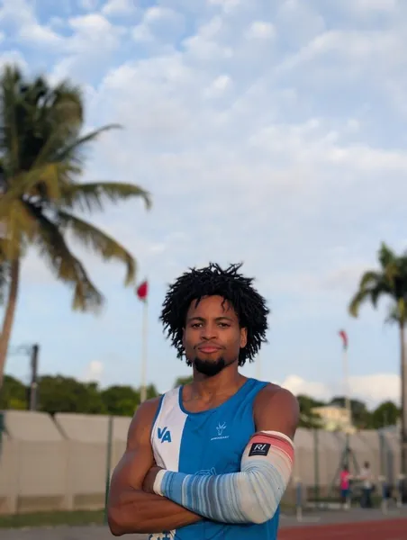 Portrait de Mathéo Gabon sur une piste d'athlétisme
